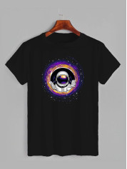 Футболка з принтом Астронавт та чорна діра (1110)